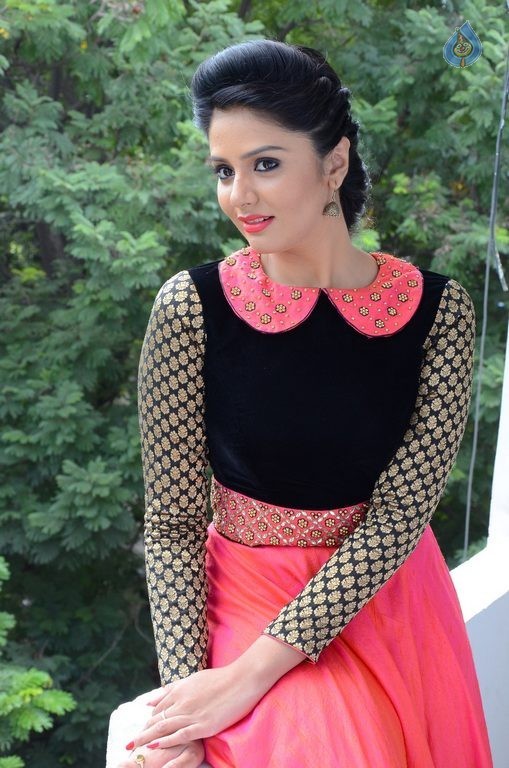 Sreemukhi Latest Pics - 23 / 60 photos