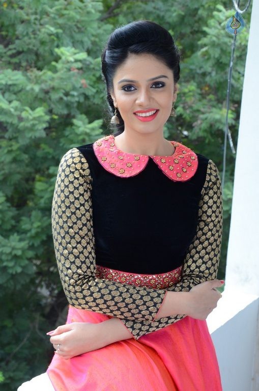 Sreemukhi Latest Pics - 25 / 60 photos