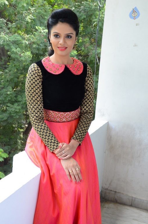 Sreemukhi Latest Pics - 27 / 60 photos