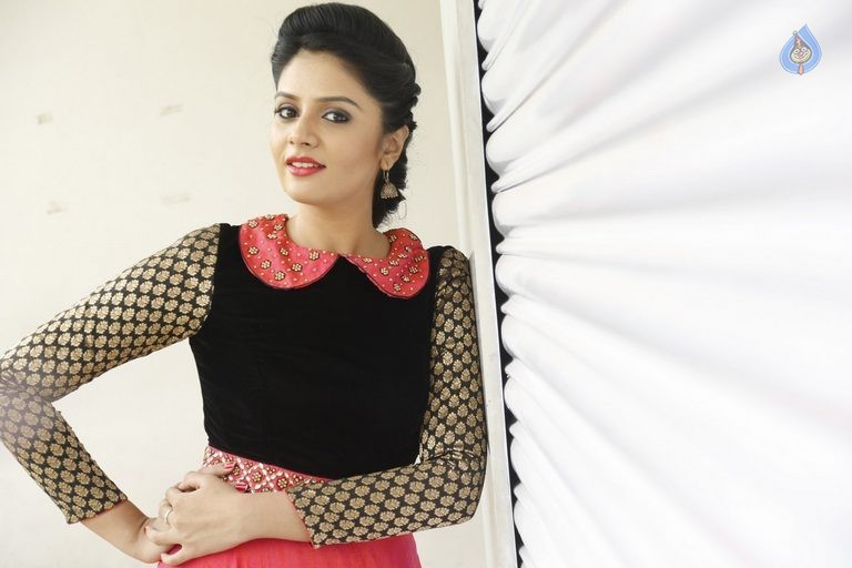 Sreemukhi Latest Pics - 35 / 60 photos