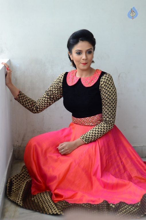 Sreemukhi Latest Pics - 37 / 60 photos