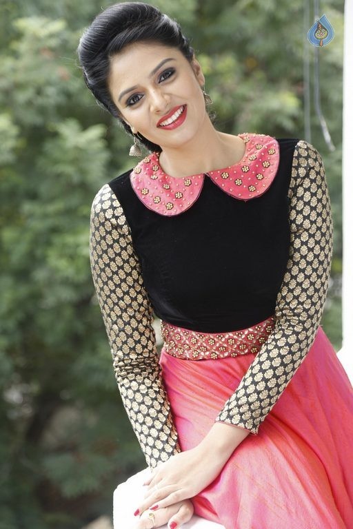 Sreemukhi Latest Pics - 42 / 60 photos