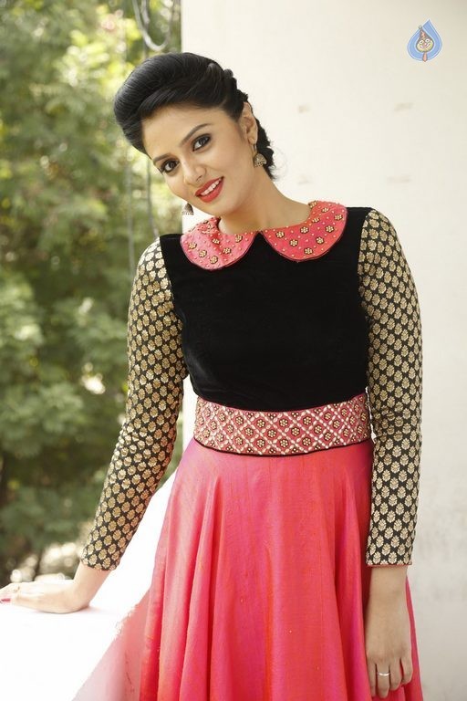 Sreemukhi Latest Pics - 43 / 60 photos