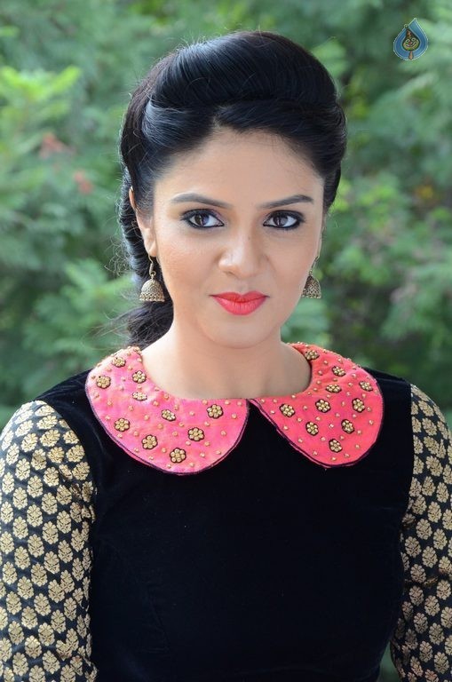 Sreemukhi Latest Pics - 44 / 60 photos