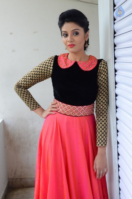 Sreemukhi Latest Pics - 46 / 60 photos