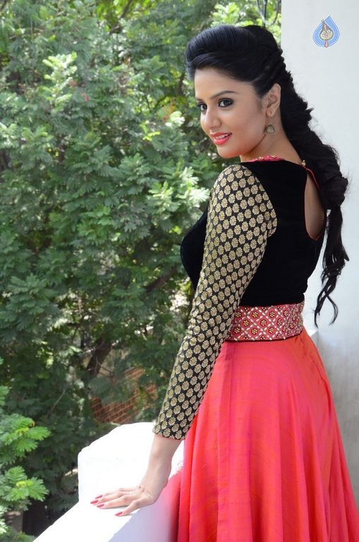 Sreemukhi Latest Pics - 51 / 60 photos