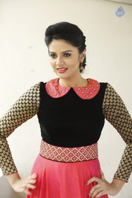 Sreemukhi Latest Pics - 54 / 60 photos