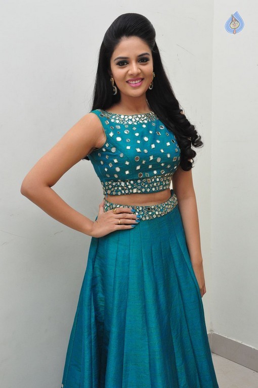 Sreemukhi New Pics - 29 / 42 photos