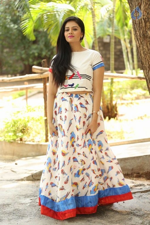 Sreemukhi New Pics - 34 / 41 photos