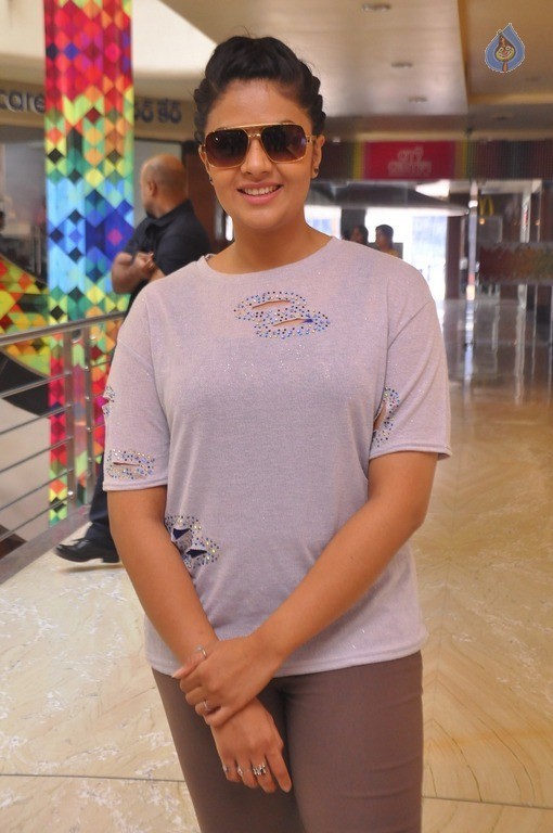 Sreemukhi New Stills - 7 / 21 photos