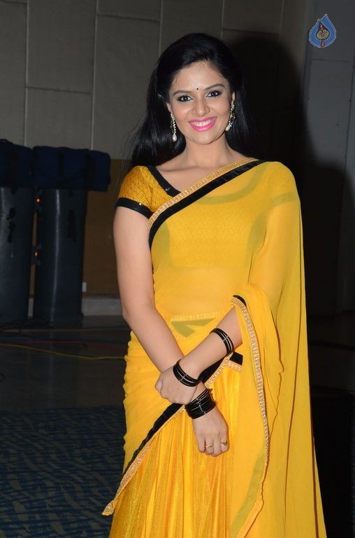 Sreemukhi Photos - 16 / 28 photos