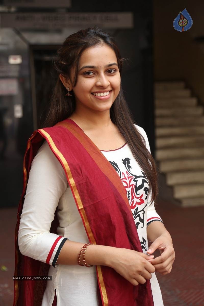 Sri Divya Photos - 32 / 50 photos