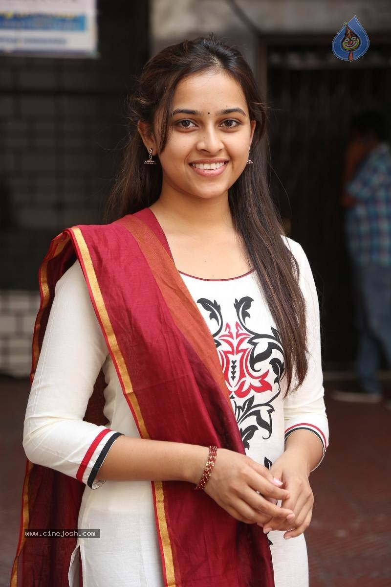 Sri Divya Photos - 33 / 50 photos