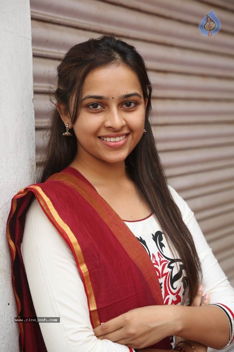 Sri Divya Photos - 34 / 50 photos