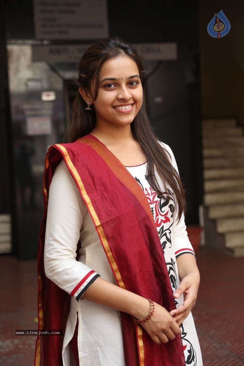 Sri Divya Photos - 36 / 50 photos