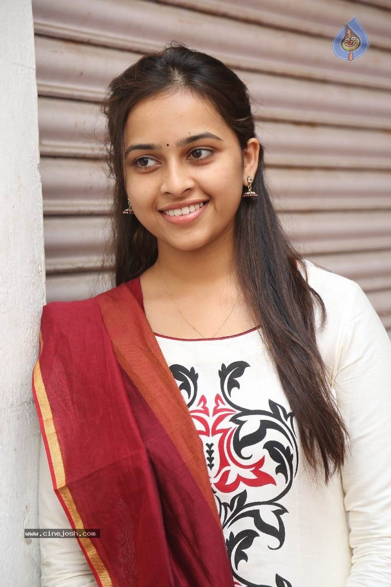 Sri Divya Photos - 39 / 50 photos