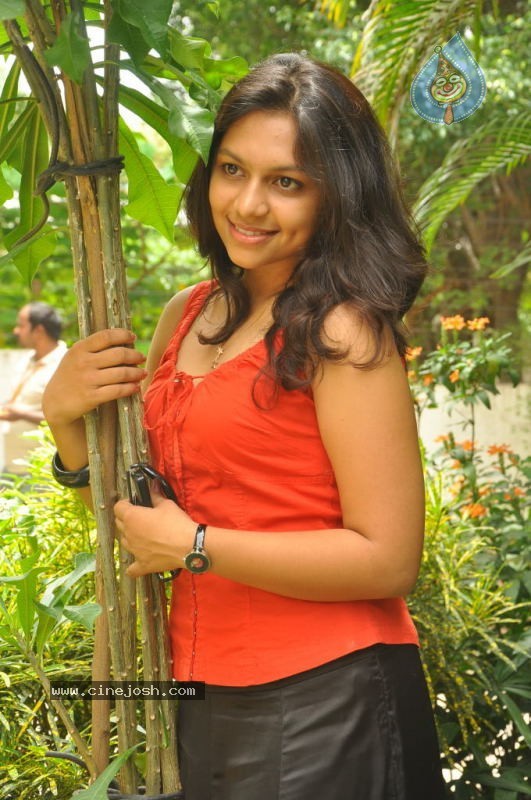 Sri Latest Stills - 18 / 40 photos