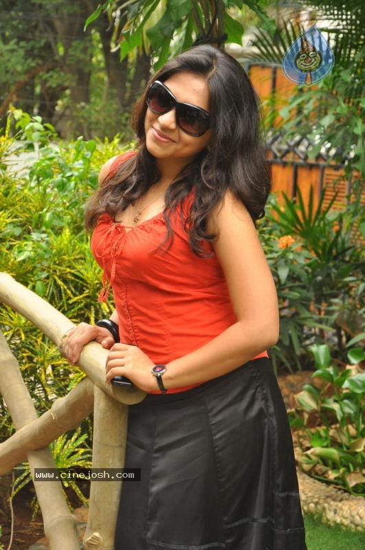 Sri Latest Stills - 34 / 40 photos