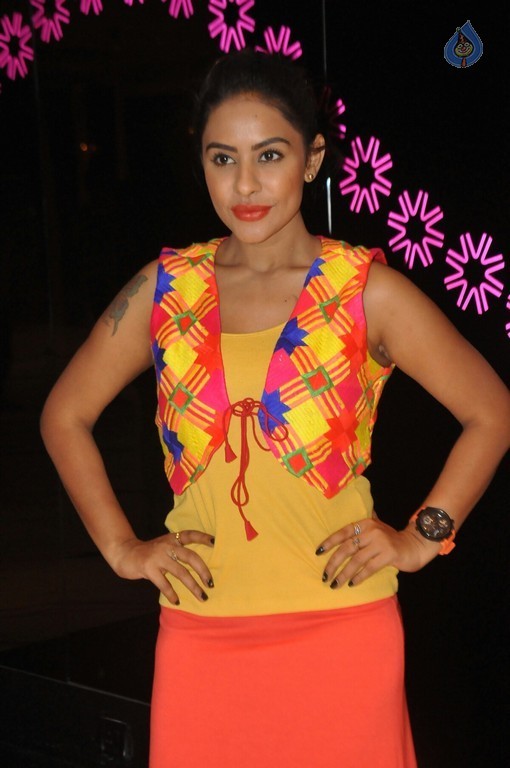 Sri Reddy Pics - 5 / 39 photos