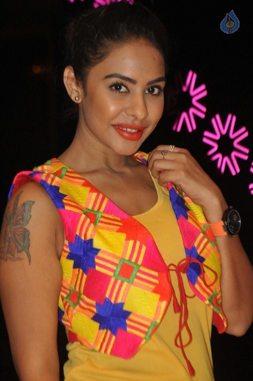 Sri Reddy Pics - 13 / 39 photos