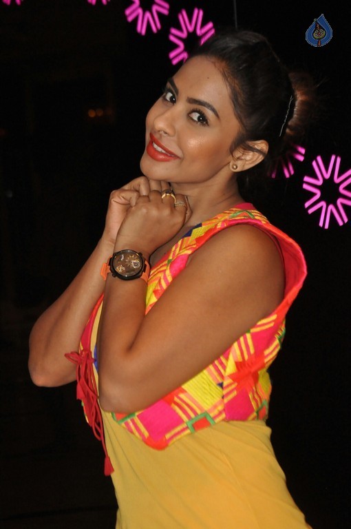 Sri Reddy Pics - 15 / 39 photos