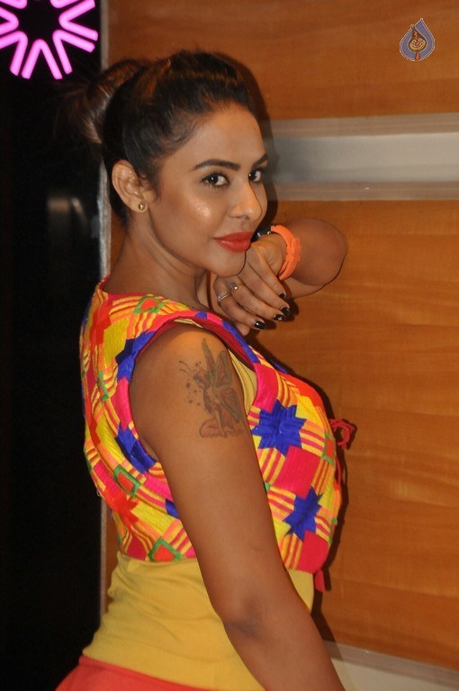 Sri Reddy Pics - 18 / 39 photos