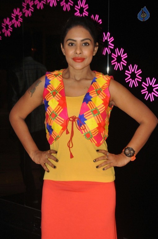 Sri Reddy Pics - 20 / 39 photos