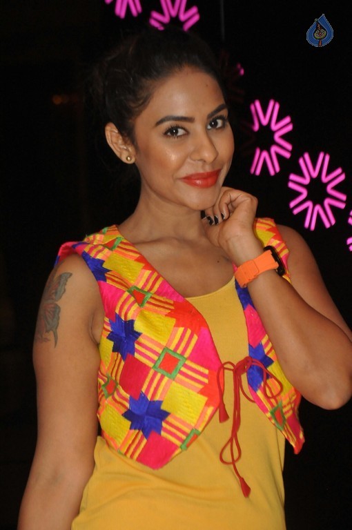 Sri Reddy Pics - 23 / 39 photos