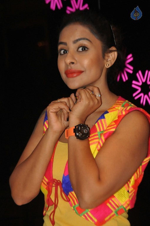 Sri Reddy Pics - 33 / 39 photos