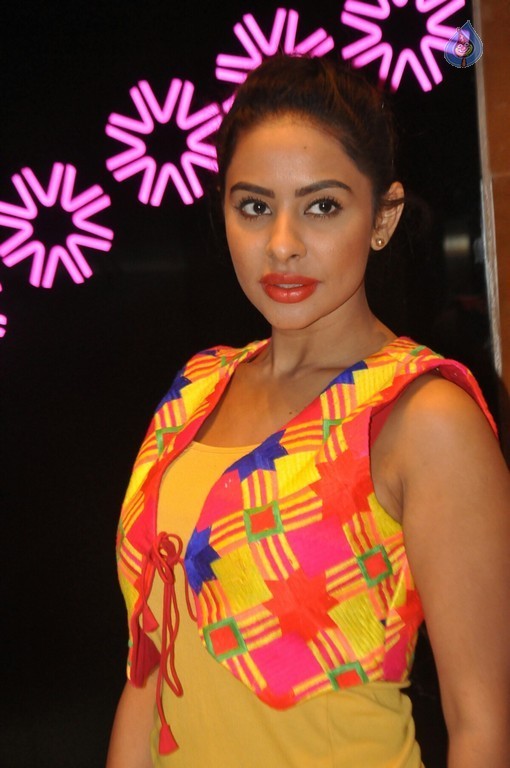 Sri Reddy Pics - 38 / 39 photos