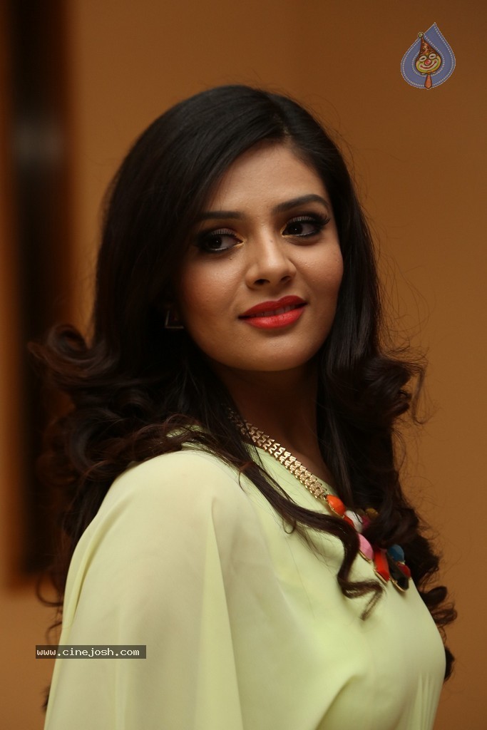 Srimukhi New Pics - 46 / 55 photos