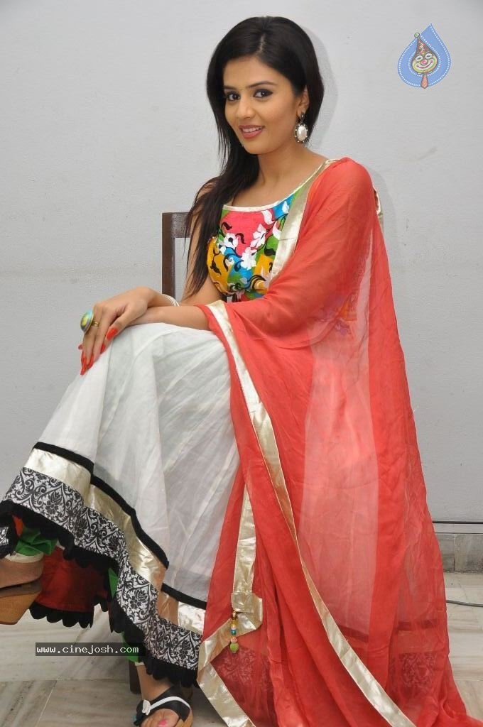 Srimukhi New Stills - 42 / 75 photos