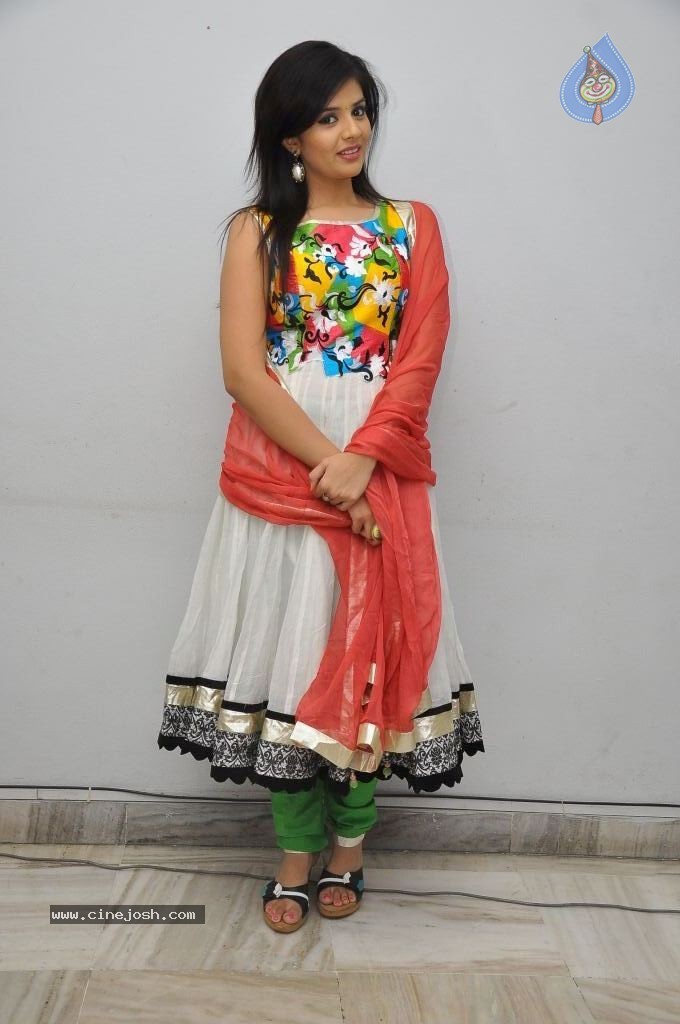 Srimukhi New Stills - 73 / 75 photos