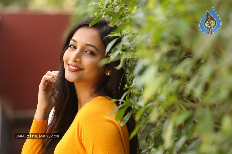 Srinidhi Shetty Photos - 3 / 20 photos