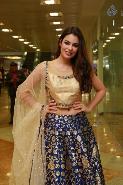 Srishti Rana Stills - 22 / 24 photos