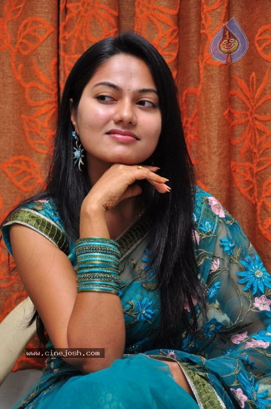 Suhasini New Stills - 19 / 27 photos