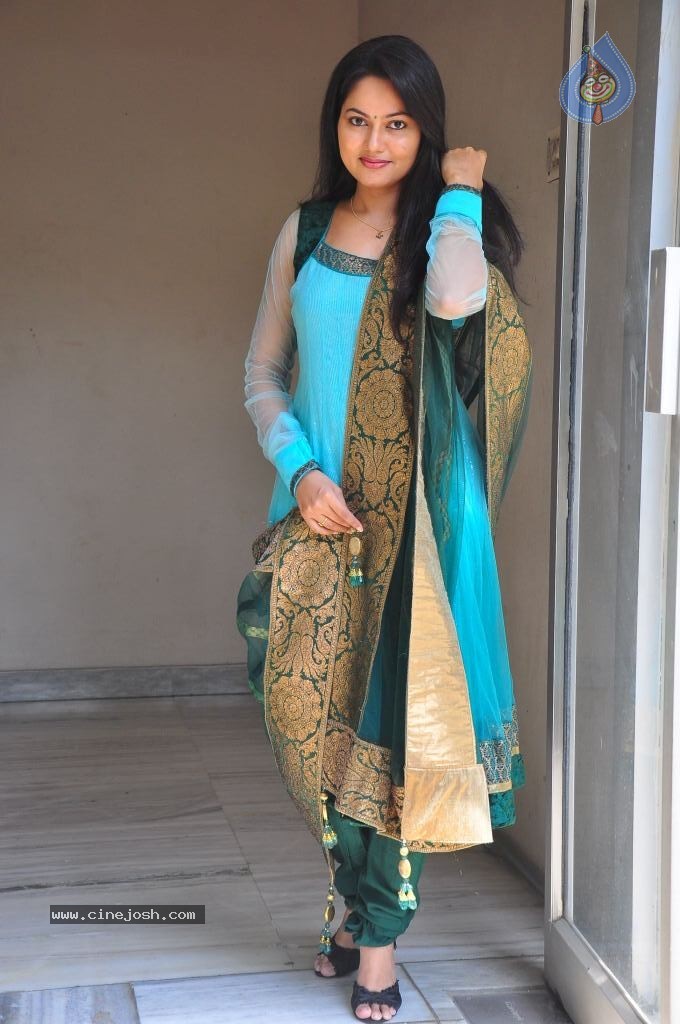 Suhasini New Stills - 20 / 75 photos