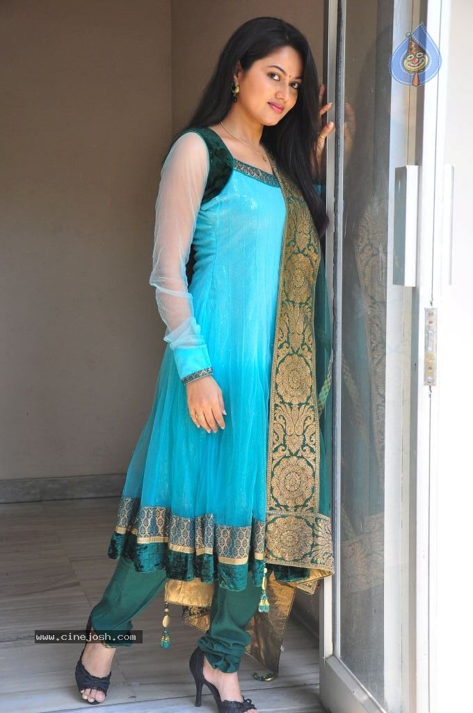 Suhasini New Stills - 26 / 75 photos