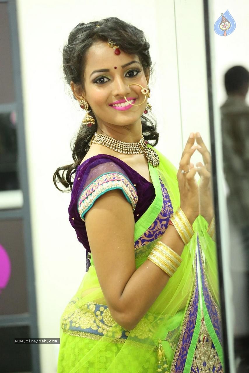 Sujaritha Stills - 22 / 63 photos