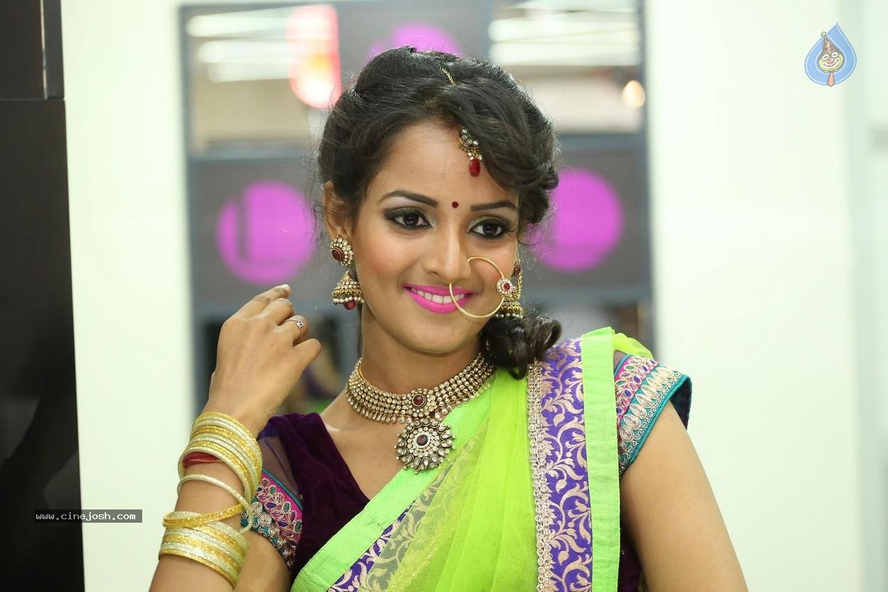 Sujaritha Stills - 53 / 63 photos