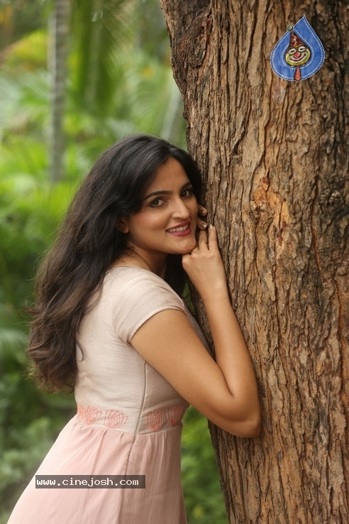 Sukruthi Wagle Stills - 10 / 21 photos