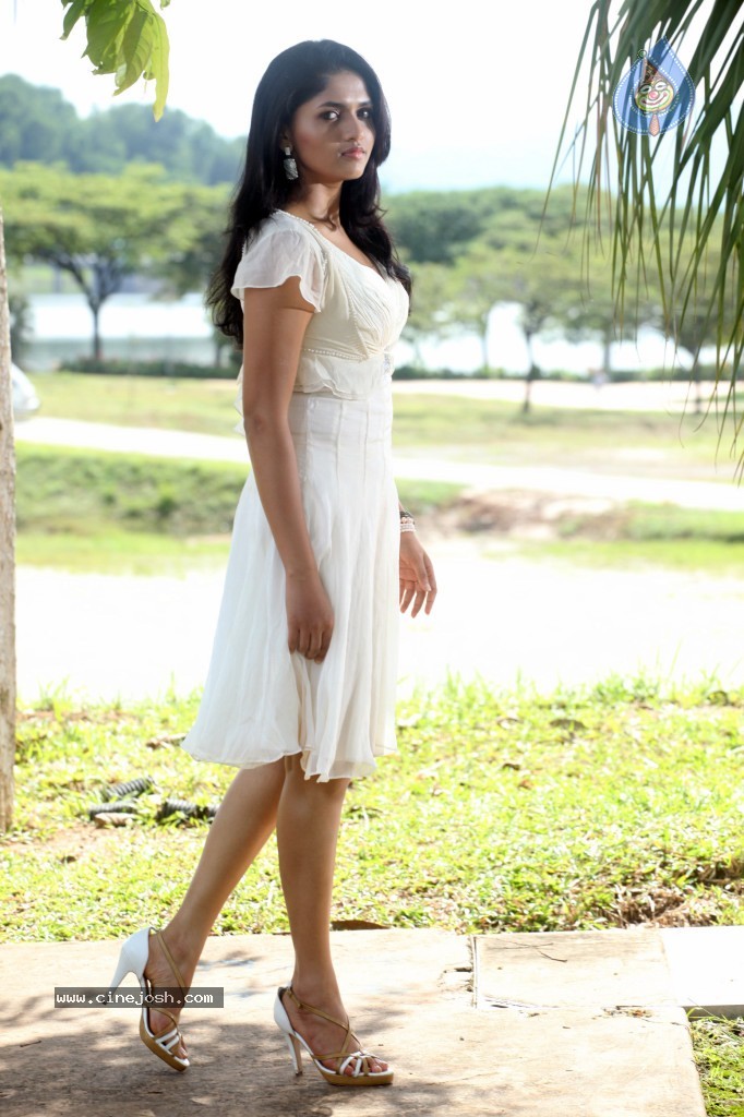 Sunaina Hot Photos - 30 / 35 photos