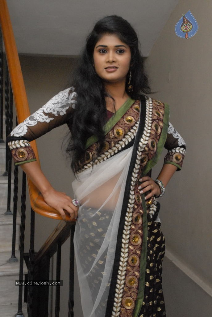 Sunitha New Stills - 34 / 52 photos