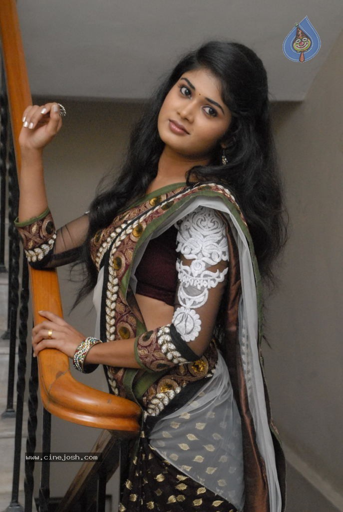 Sunitha New Stills - 43 / 52 photos