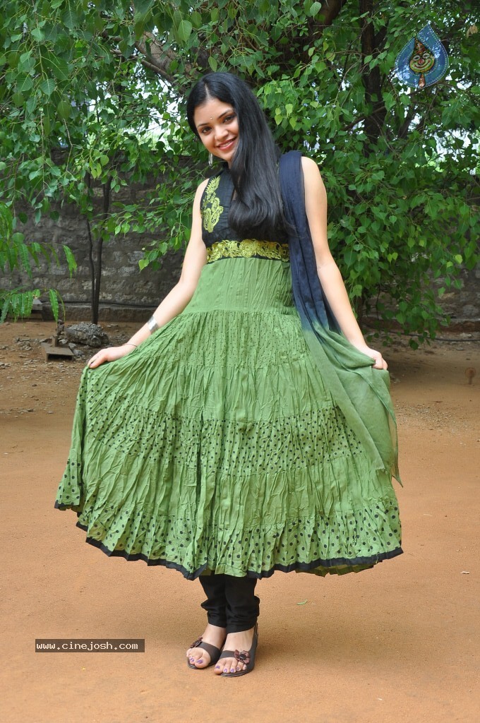 Supraja New Stills - 13 / 96 photos