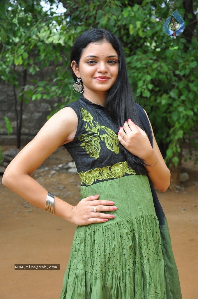 Supraja New Stills - 22 / 96 photos