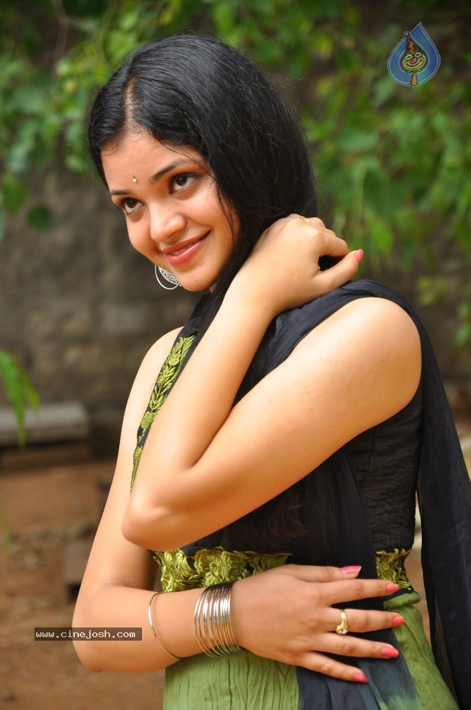 Supraja New Stills - 36 / 96 photos