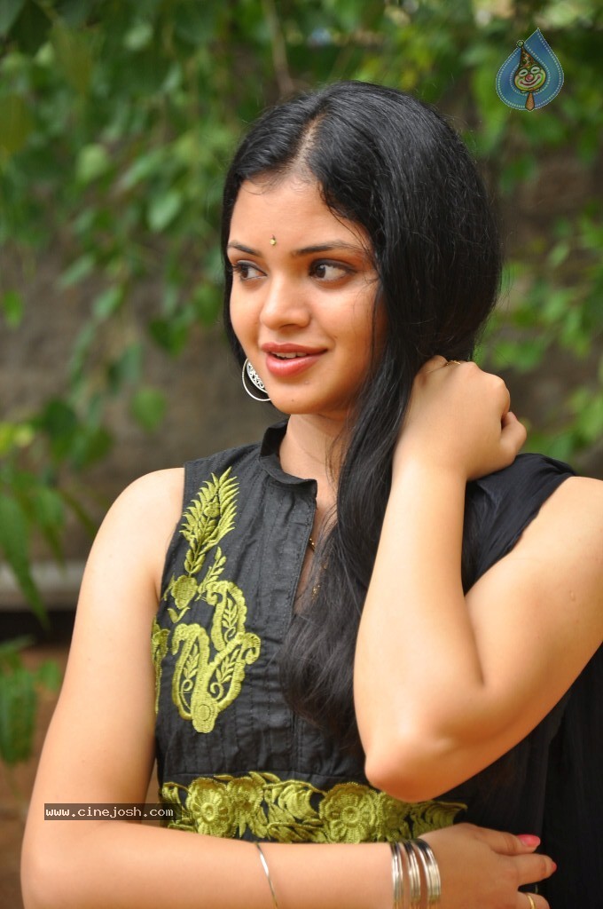 Supraja New Stills - 44 / 96 photos