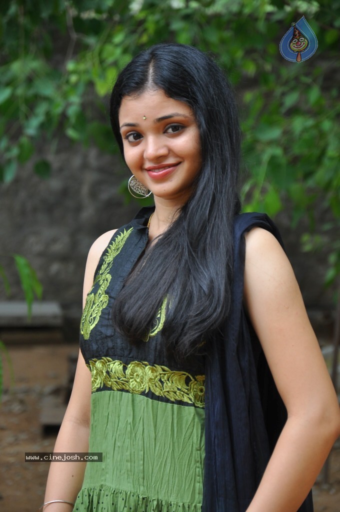 Supraja New Stills - 63 / 96 photos