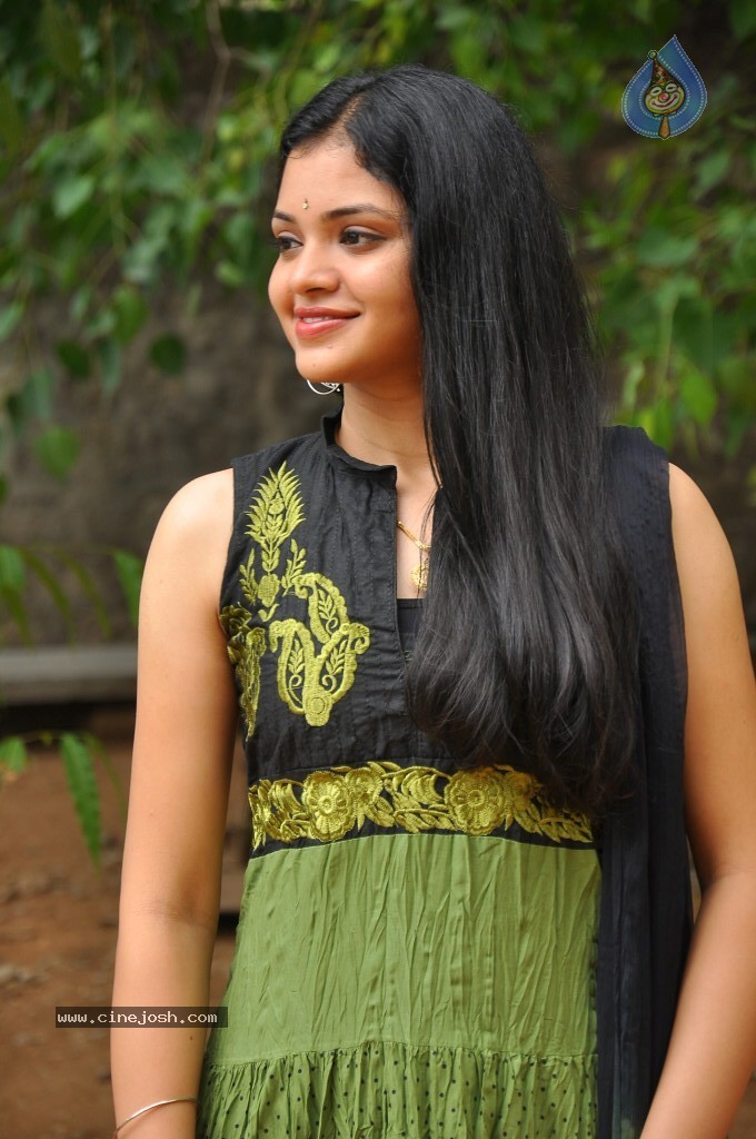 Supraja New Stills - 64 / 96 photos